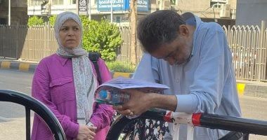أولياء الأمور يدعمون أبناءهم فى محيط لجان الثانوية العامة بالجيزة.. صور