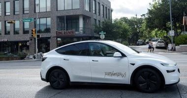 تكنولوجيا: روبوتاكسى تسلا يصطدم بسيارة متوقفة فى أوستن بعد توصيل راكب