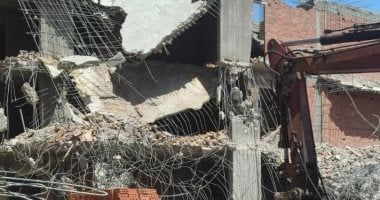 محافظة القاهرة تزيل عقارا مخالفا بدار السلام.. صور