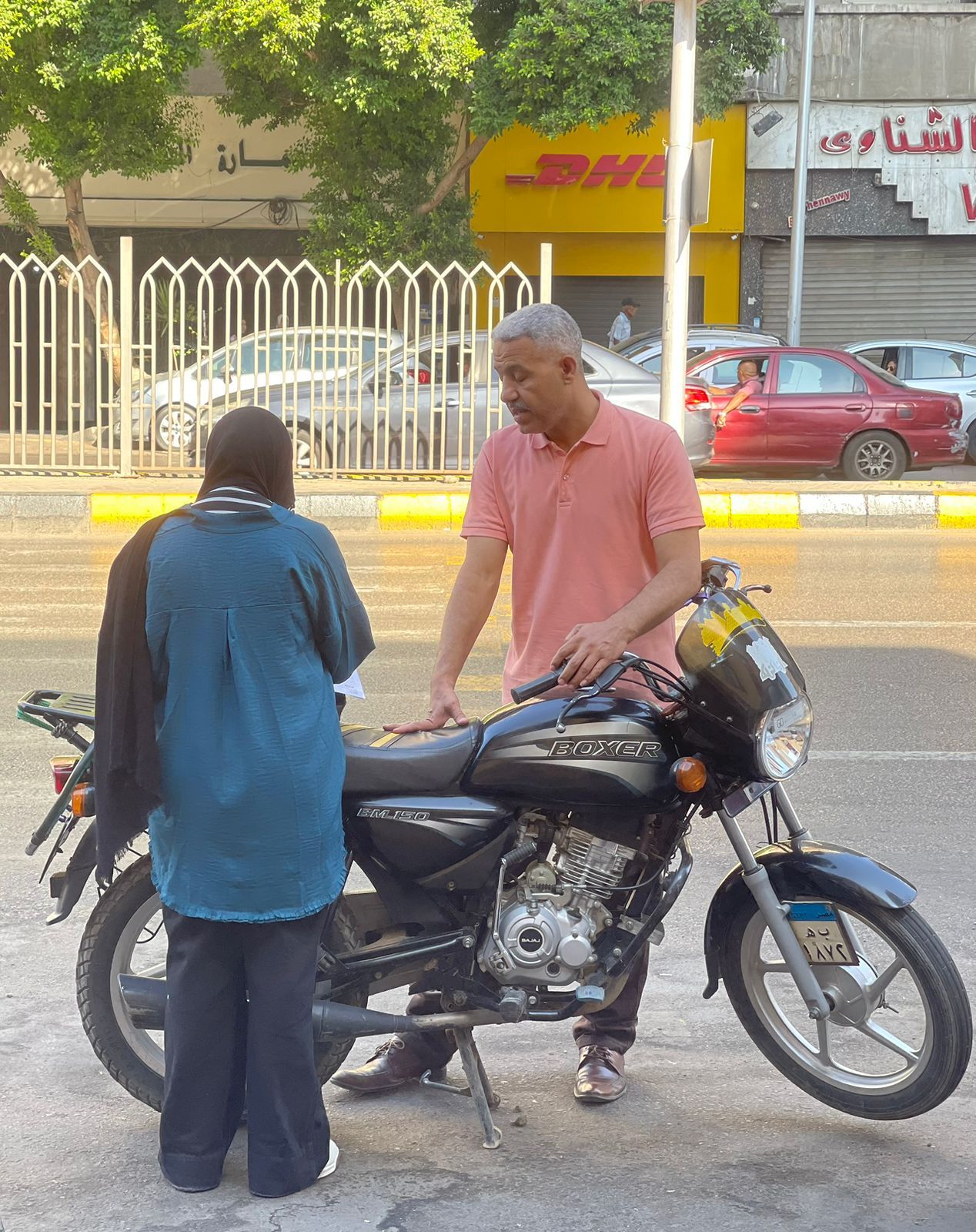 أولياء الأمور يدعمون أبناءهم فى محيط لجان الثانوية العامة بالجيزة.. صور