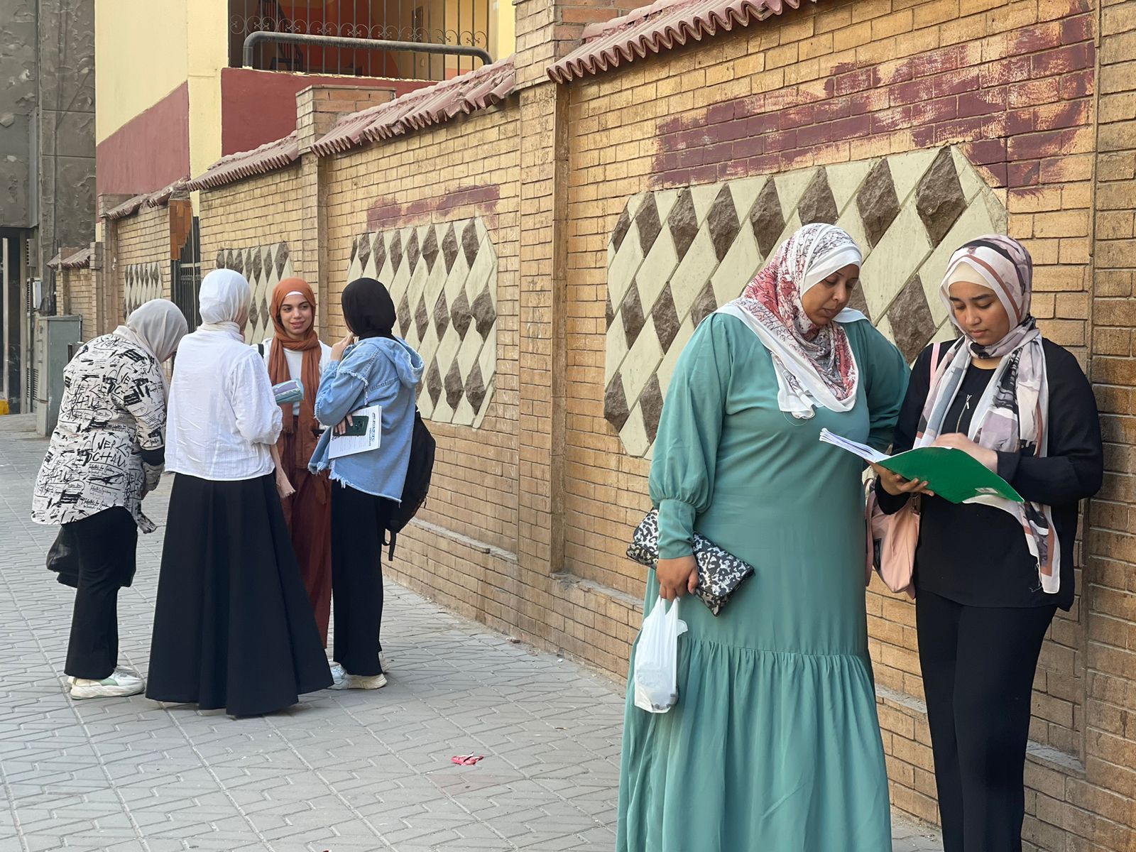 أولياء الأمور يدعمون أبناءهم فى محيط لجان الثانوية العامة بالجيزة.. صور