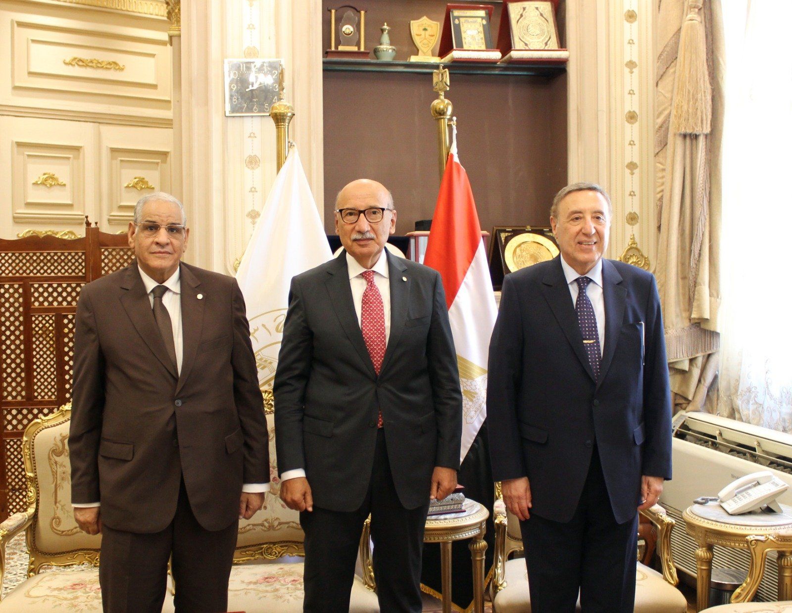 رئيس المحكمة الدستورية يهنئ رئيس مجلس القضاء الأعلى بمنصبه الجديد