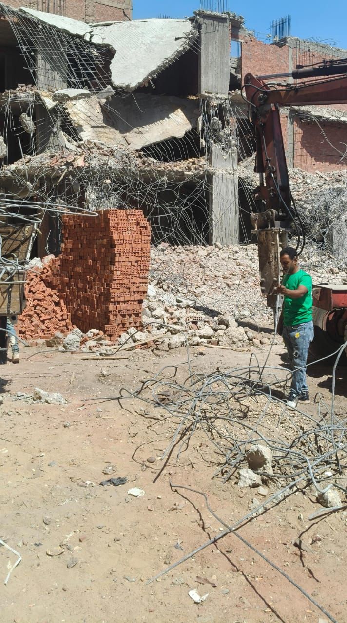 محافظة القاهرة تزيل عقارا مخالفا بدار السلام.. صور