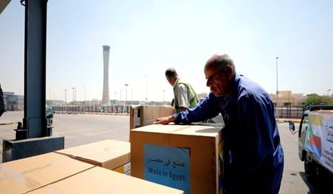 الداخلية توجه عدة شحنات من الزى الشرطى إلى جمهورية القمر.. صور