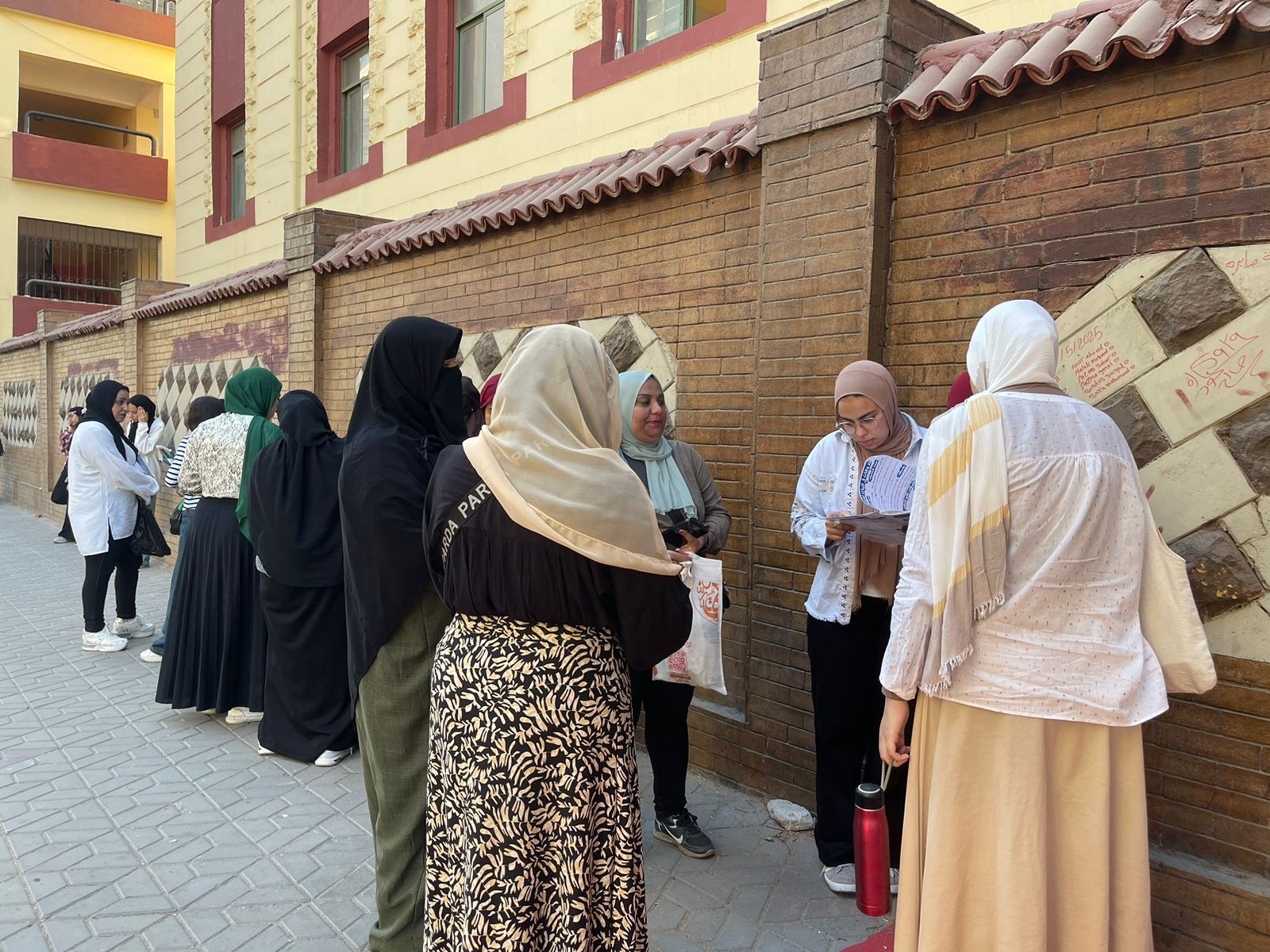 أولياء الأمور يدعمون أبناءهم فى محيط لجان الثانوية العامة بالجيزة.. صور