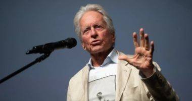 هل اعتزل مايكل دوجلاس.. النجم يجيب؟