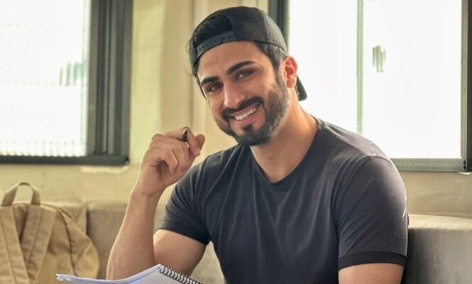 ألكسندر علوم يستعرض عضلاته وقدرته البدنية من داخل الجيم