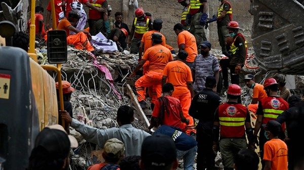 باكستان: ارتفاع حصيلة ضحايا انهيار مبنى في كراتشي