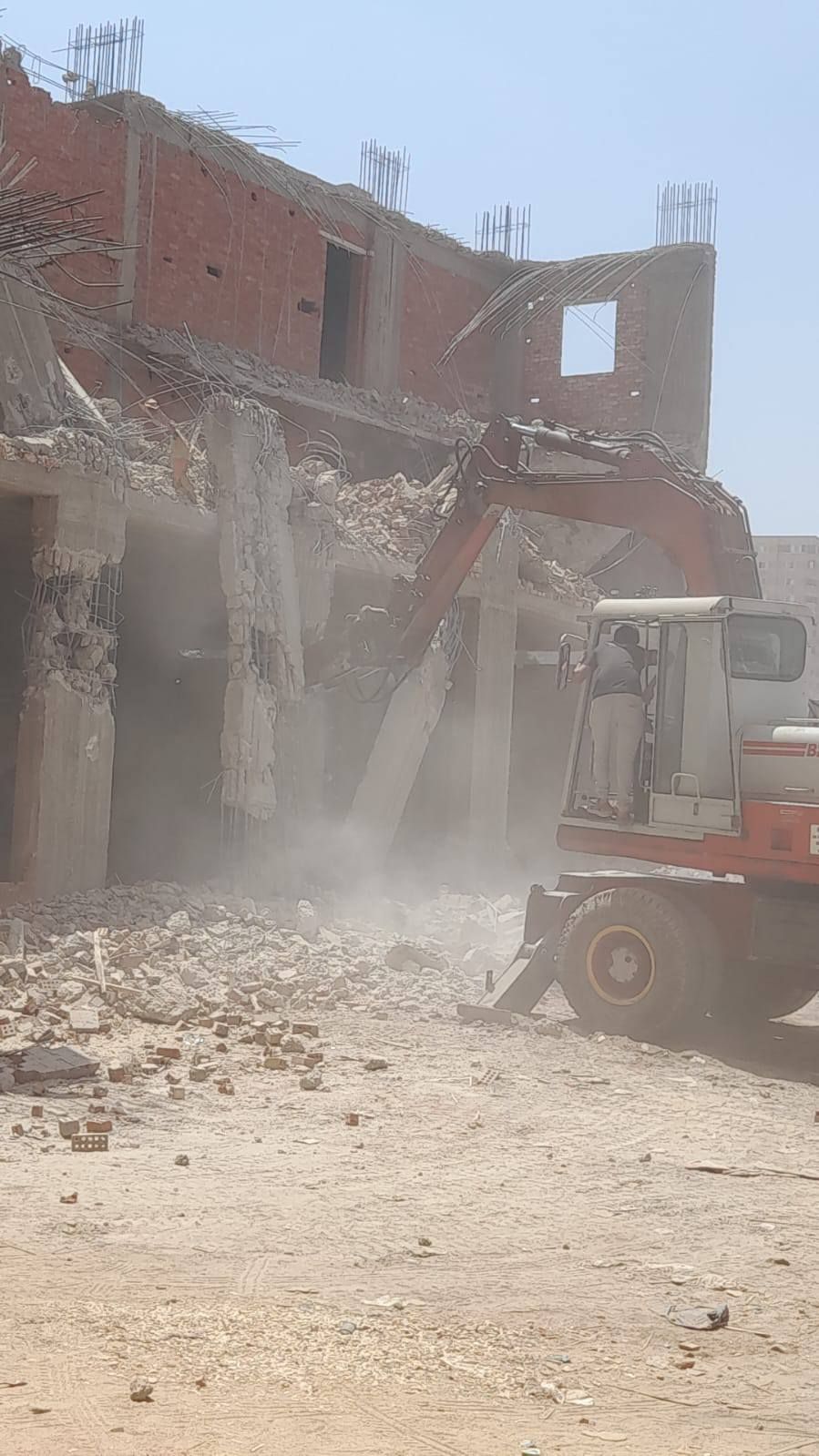 محافظة القاهرة تزيل عقارا مخالفا بدار السلام.. صور