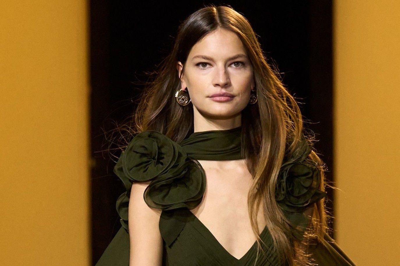 ماسك بذور الكتان للشعر: الحل الطبيعي لتغذية عميقة ولمعان فوري