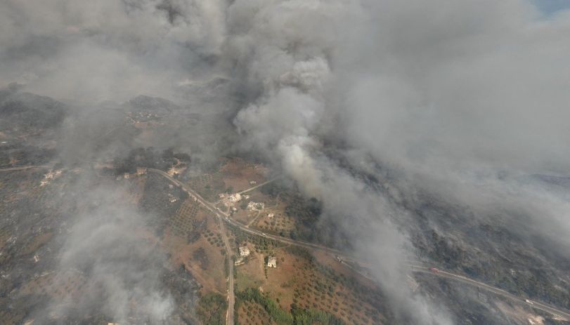 الحرائق تطارد رجال الإطفاء فى اللاذقية والأردن يساعد.. صور