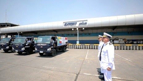 الداخلية توجه عدة شحنات من الزى الشرطى إلى جمهورية القمر.. صور