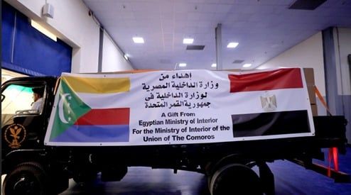 الداخلية توجه عدة شحنات من الزى الشرطى إلى جمهورية القمر.. صور