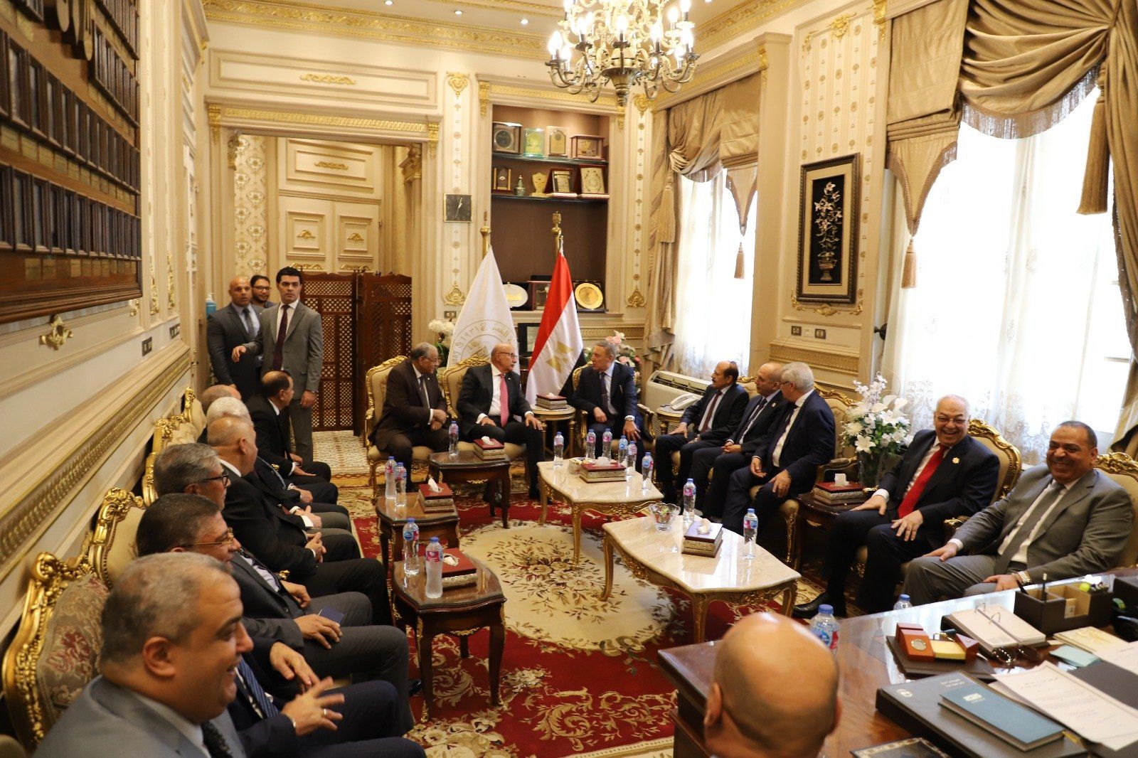 رئيس المحكمة الدستورية يهنئ رئيس مجلس القضاء الأعلى بمنصبه الجديد