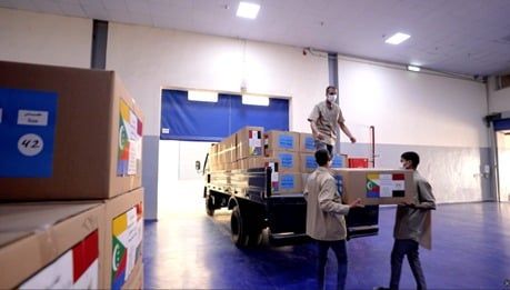 الداخلية توجه عدة شحنات من الزى الشرطى إلى جمهورية القمر.. صور