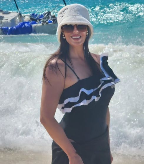 نرمين الفقي تخطف الأنظار بصورها على البحر.. والجمهور: جمال طبيعى