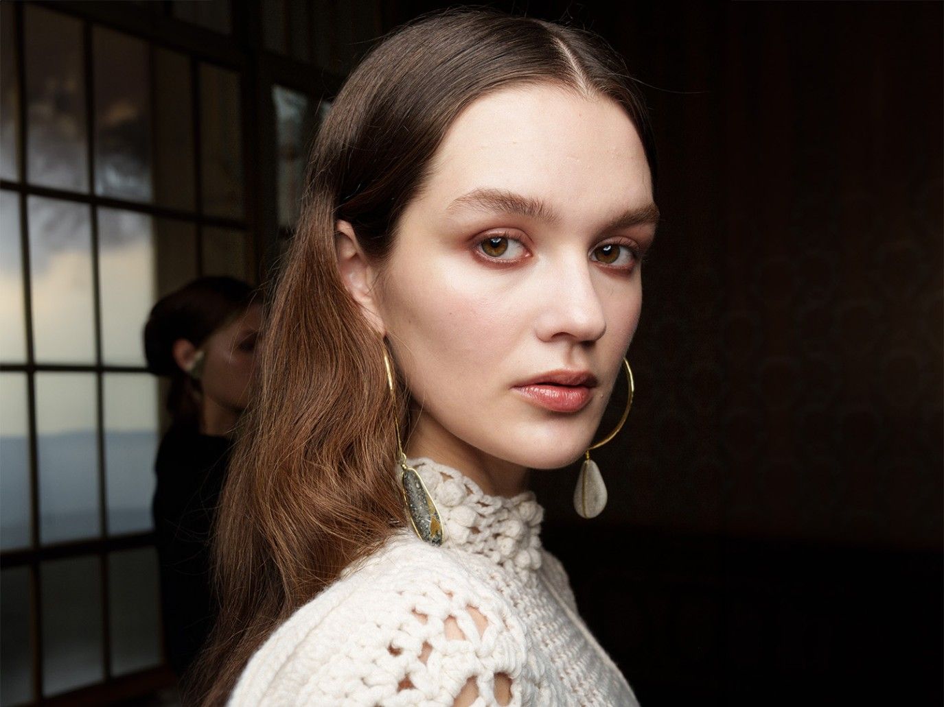 مكياج الشوكولاتة موضة صيف 2025: دفء لوني يليق بكل المواسم