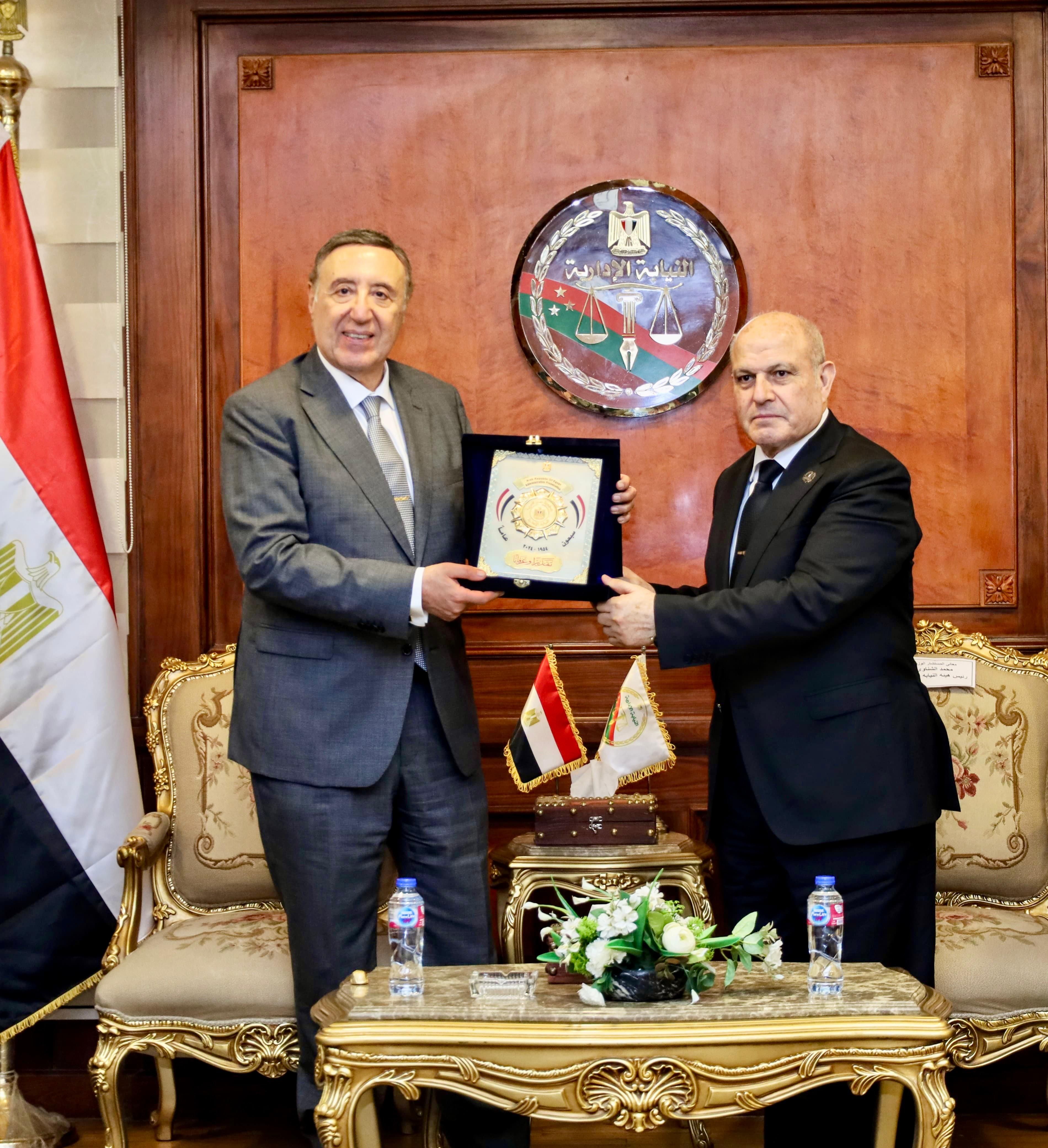 رئيس المحكمة الدستورية العليا يهنئ رئيس هيئة النيابة الإدارية بتوليه المنصب