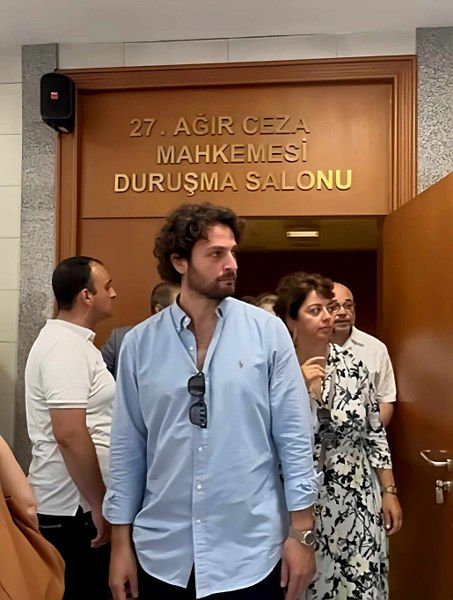 بالفيديو- بكاء الممثلات التركيّات في محاكمة عائشة بايرام، أشهر مديرة أعمال في تركيا…انتقام سياسي وقمع حريّات؟