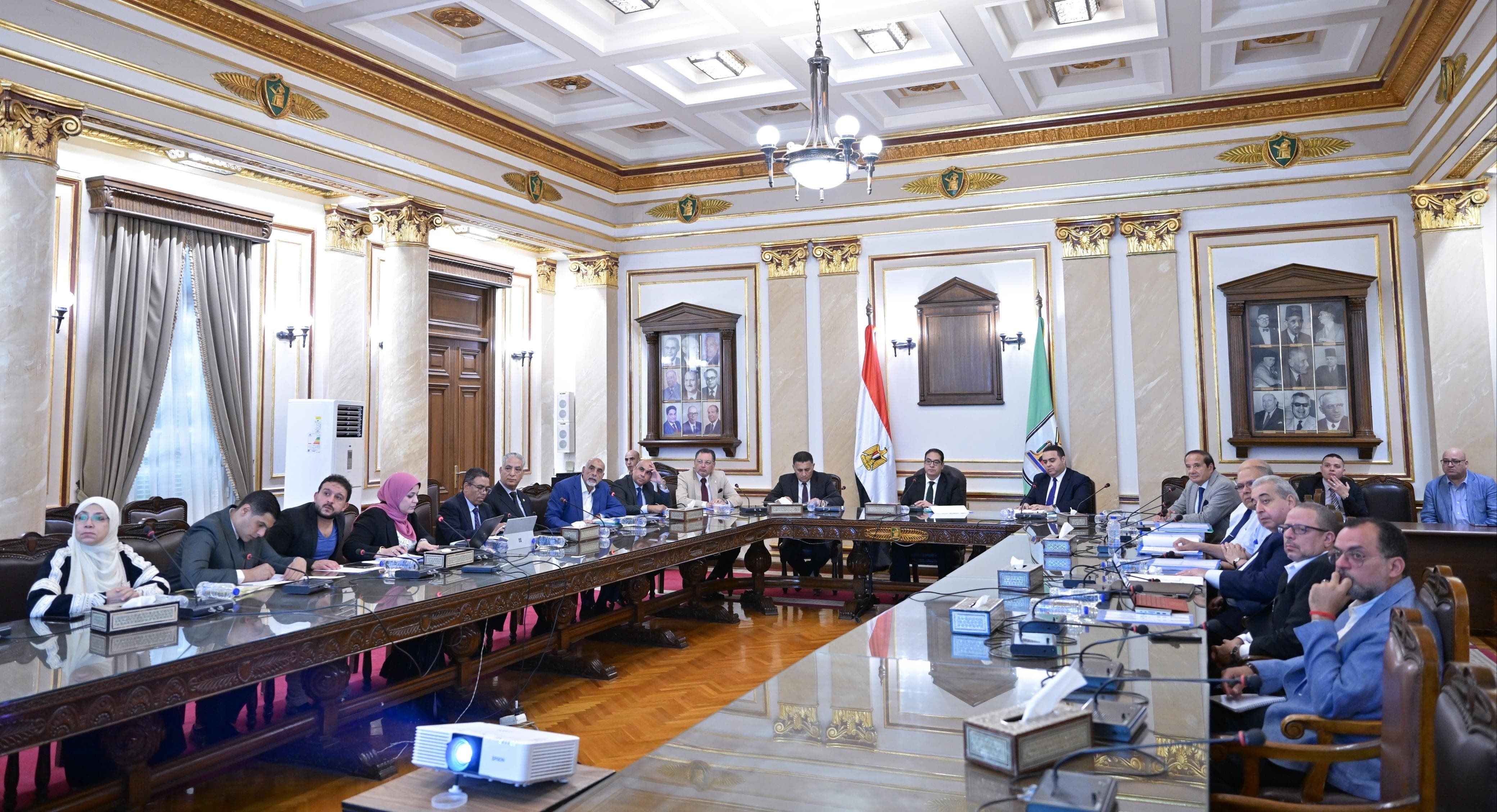 رئيس جامعة القاهرة يترأس اجتماع لجنة المنشآت الجامعية.. اعرف السبب