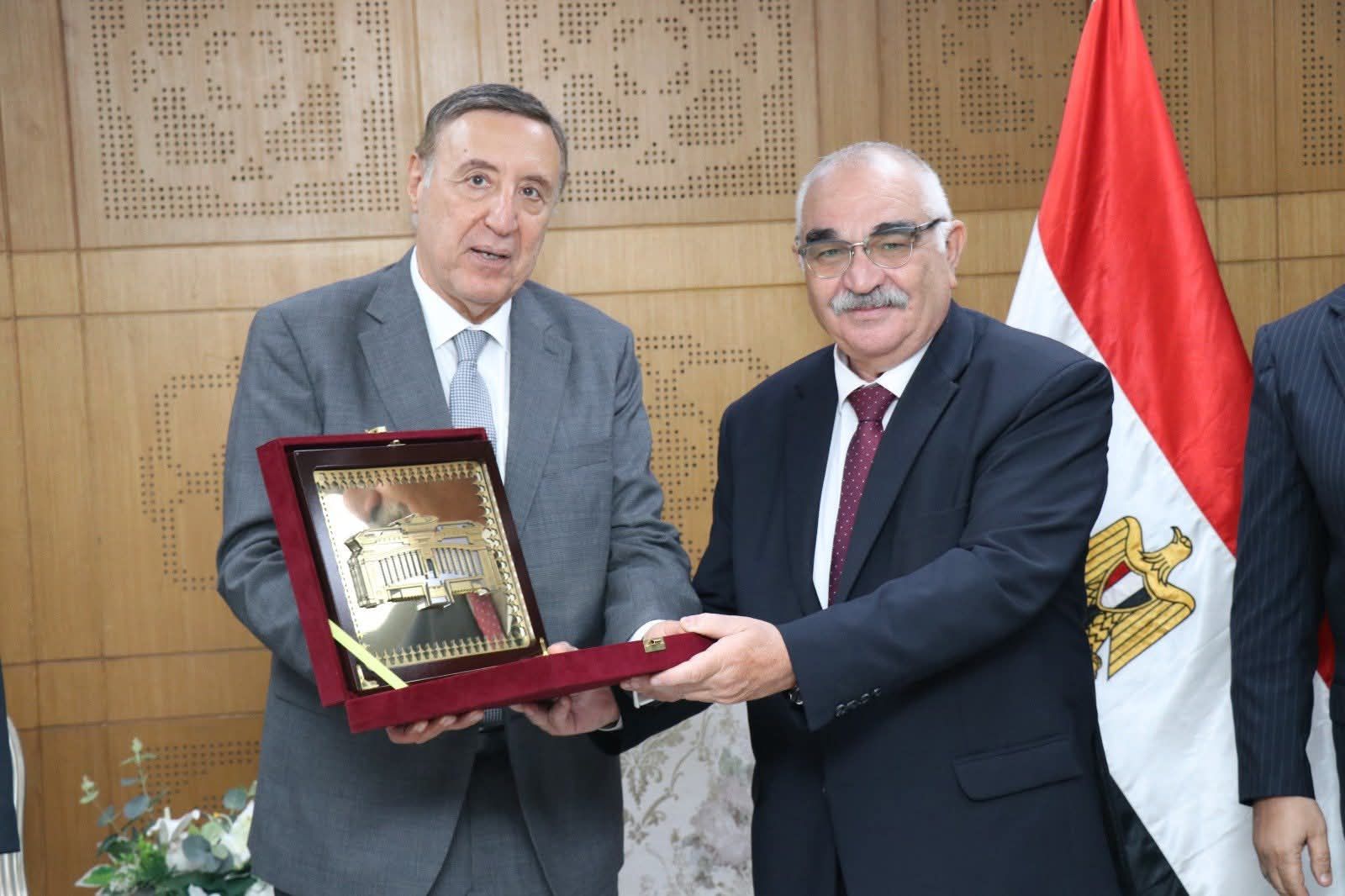 رئيس المحكمة الدستورية يهنئ رئيس هيئة قضايا الدولة مشيدا بكفاءته القانونية