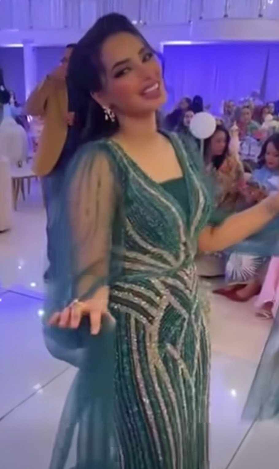 شاهد بالصورة والفيديو.. بأزياء مثيرة للجدل.. حسناء سودانية فائقة الجمال تشعل حفل غنائي بوصلة رقص ملفتة