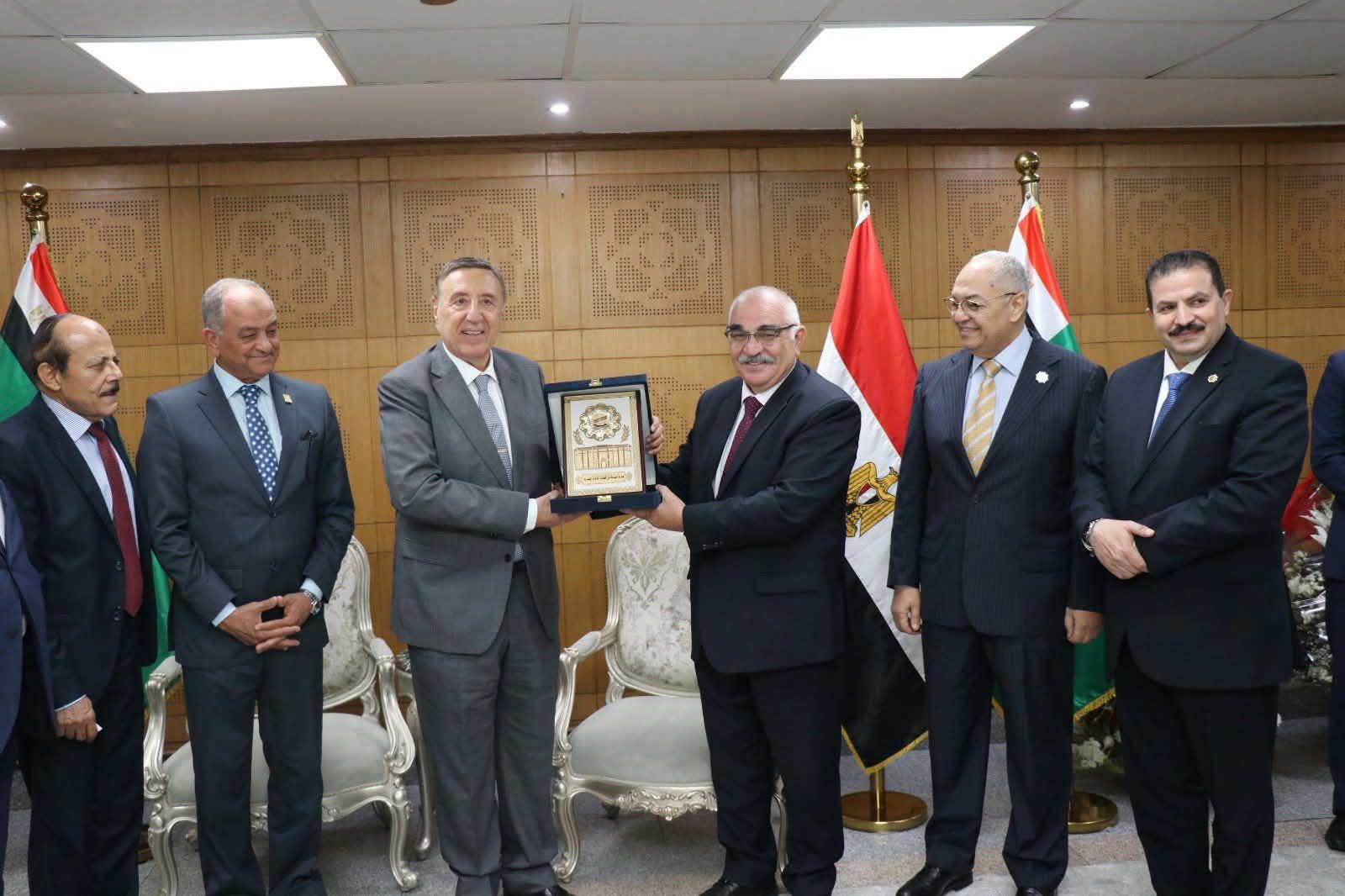 رئيس المحكمة الدستورية يهنئ رئيس هيئة قضايا الدولة مشيدا بكفاءته القانونية