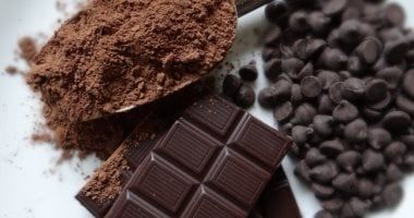 العالم يحتفل باليوم العالمي للشيوكولاتة.. من مشروب مرير لمتعة وفوائد صحية