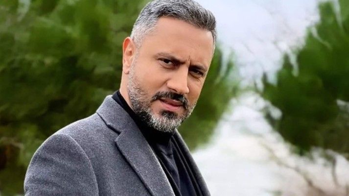 قيس الشيخ نجيب بصورة له من مرحلة الطفولة