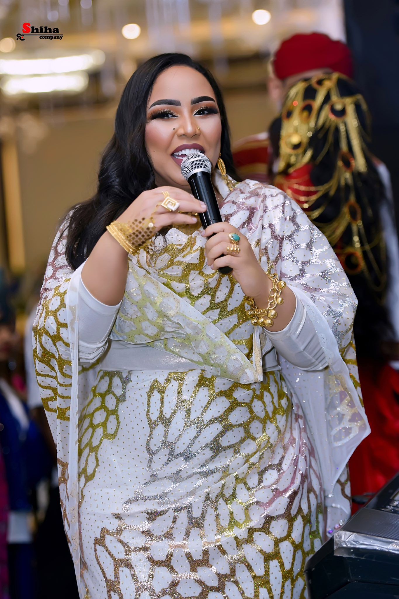 بالصور.. السلطانة هدى عربي تبهر الجمهور بإطلالة جديدة وتتفاحر بنفسها ببنرجسية عالية: (السر قدور فيها قايل وكلامه صاح والله هايل)