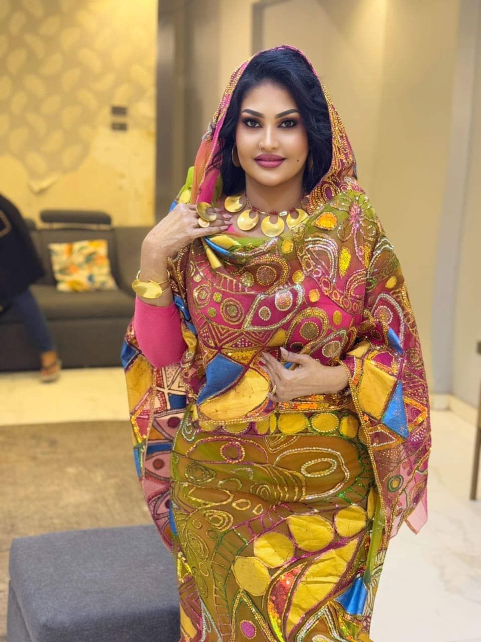 شاهد بالفيديو.. خلال بروفة غنائية.. الفنانة عوضية عذاب تبهر المتابعين بعد جراحة التجميل والجمهور يتغزل: (كل يوم ماشة تصغر في العمر وزايدة حلا)