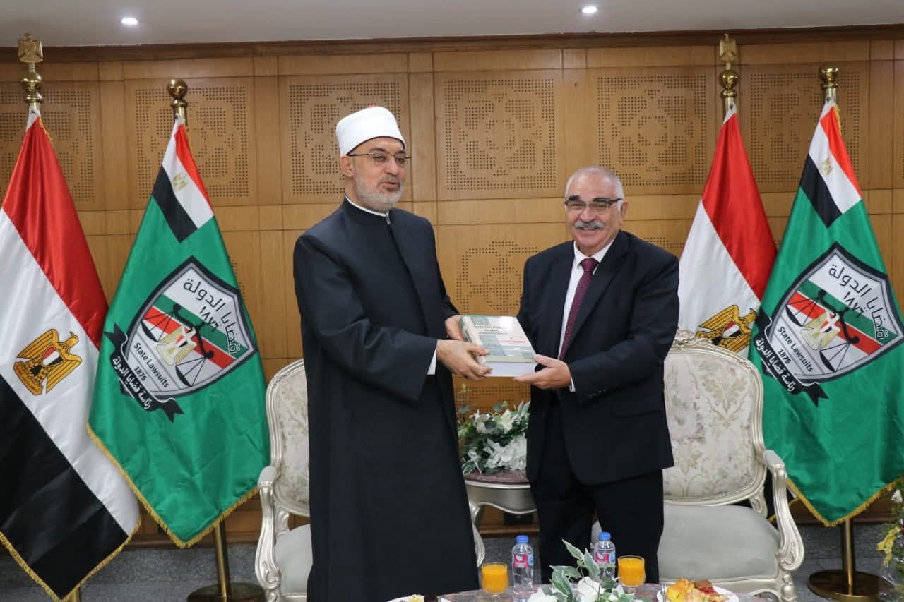 مفتى الجمهورية يزور رئيس قضايا الدولة لتهنئته على تولى رئاسة الهيئة.. صور