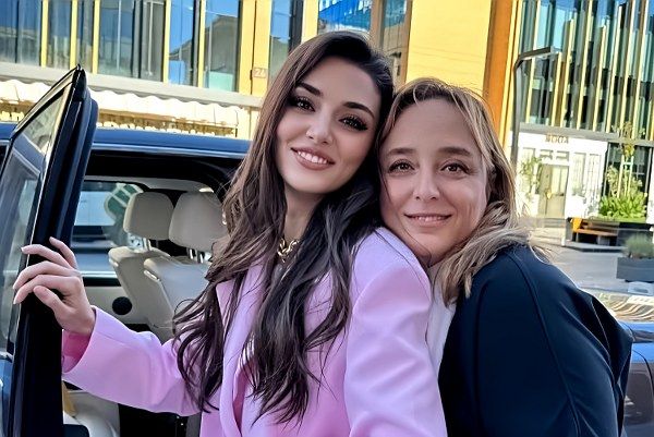 بالفيديو- بكاء الممثلات التركيّات في محاكمة عائشة بايرام، أشهر مديرة أعمال في تركيا…انتقام سياسي وقمع حريّات؟