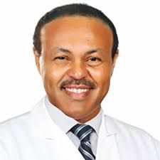 شاهد بالصورة.. بطريقة ساخرة أثارت ضحكات الجمهور.. وزير الصحة البروفيسور المعز عمر بخيت يرد على متابع سأله: (ح تحلف في المصحف القديم ولا في نسخة اليبورت؟)