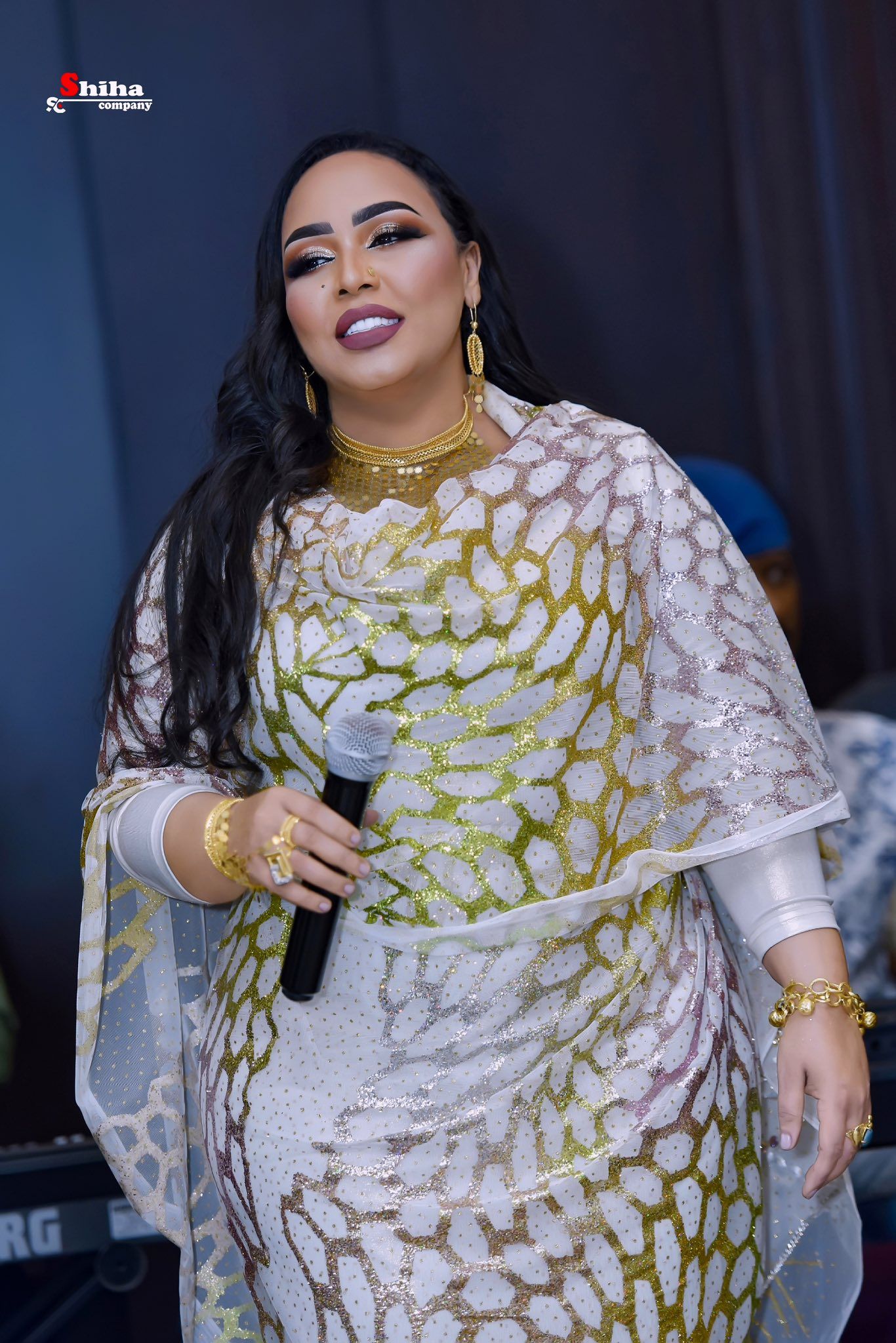 بالصور.. السلطانة هدى عربي تبهر الجمهور بإطلالة جديدة وتتفاحر بنفسها ببنرجسية عالية: (السر قدور فيها قايل وكلامه صاح والله هايل)