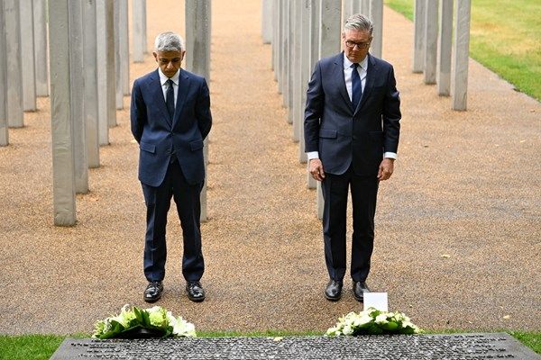 الملك تشارلز وستارمر يشاركان في إحياء ذكرى تفجيرات لندن