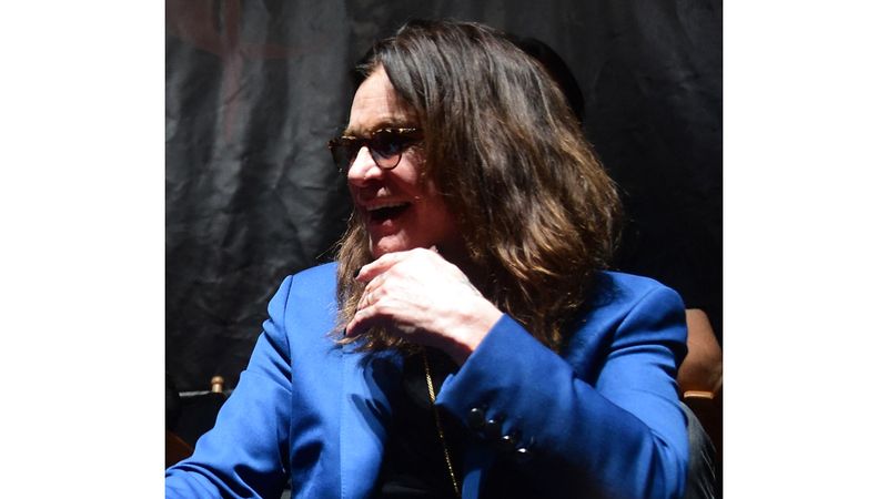 الامارات | «أمير الظلام» يغني في «الحفل الأخير»