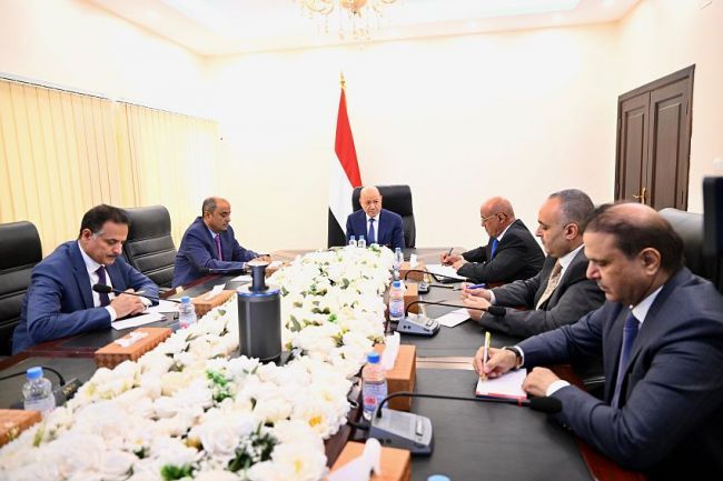 رئيس مجلس القيادة يجتمع برئيس الوزراء ومحافظ البنك المركزي