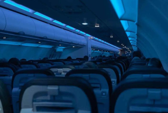 الامارات | لماذا تُطفأ الأنوار في الطائرة عند الإقلاع وعند الهبوط ؟