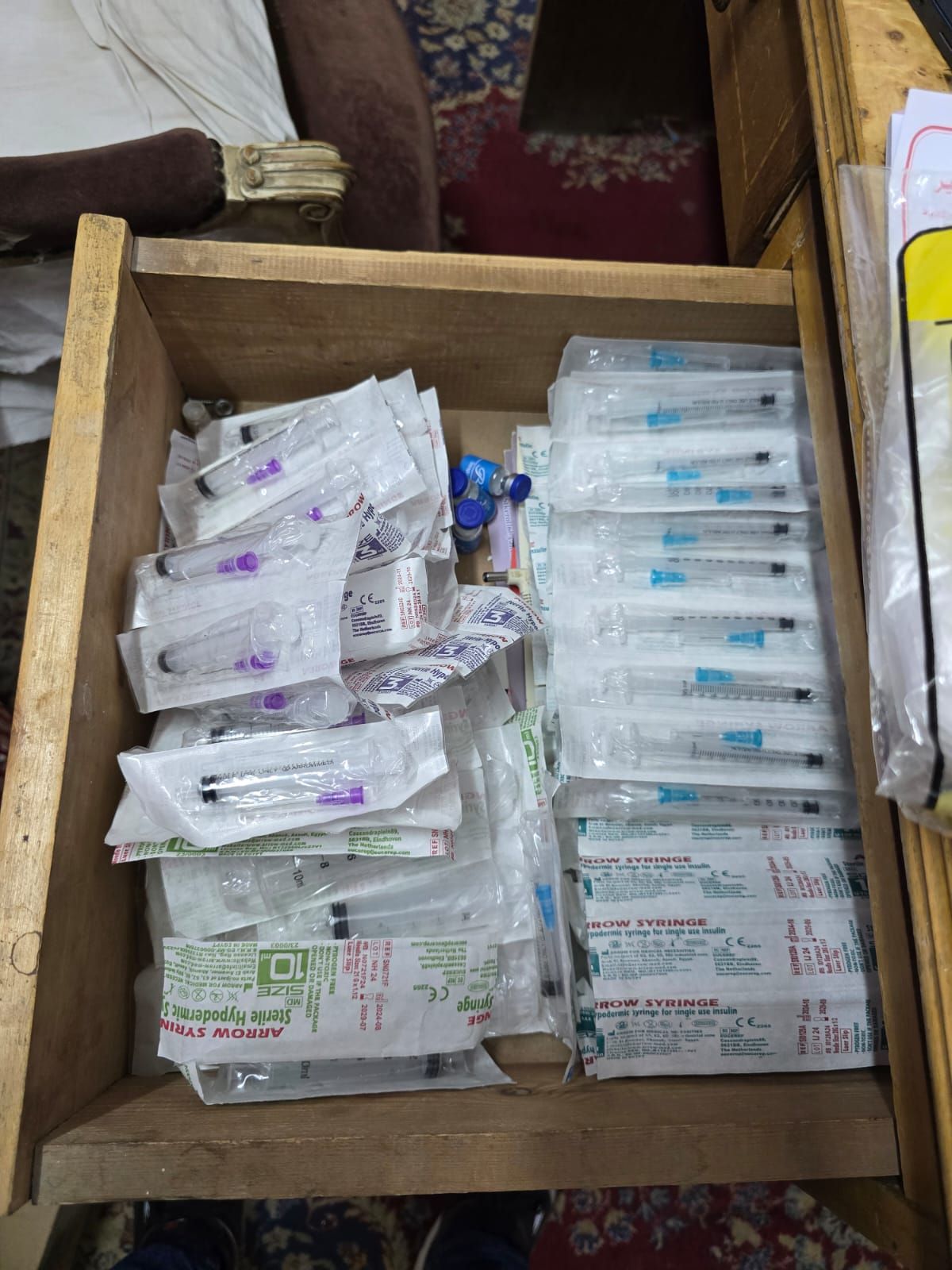 الصحة: إغلاق منشأتين طبيتين غير مرخصتين وضبط منتحلي صفة طبيب في الجيزة وسوهاج