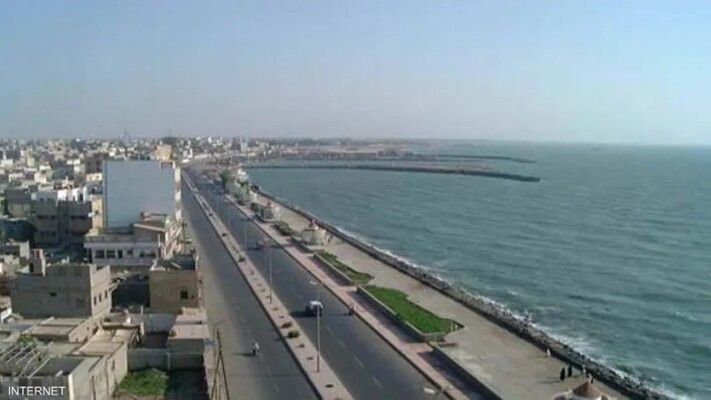 "رويترز" عن مصدر بحري: : مصابان ومفقودان بعد تعرض سفينة لهجوم بمسيرة قرب الحديدة باليمن