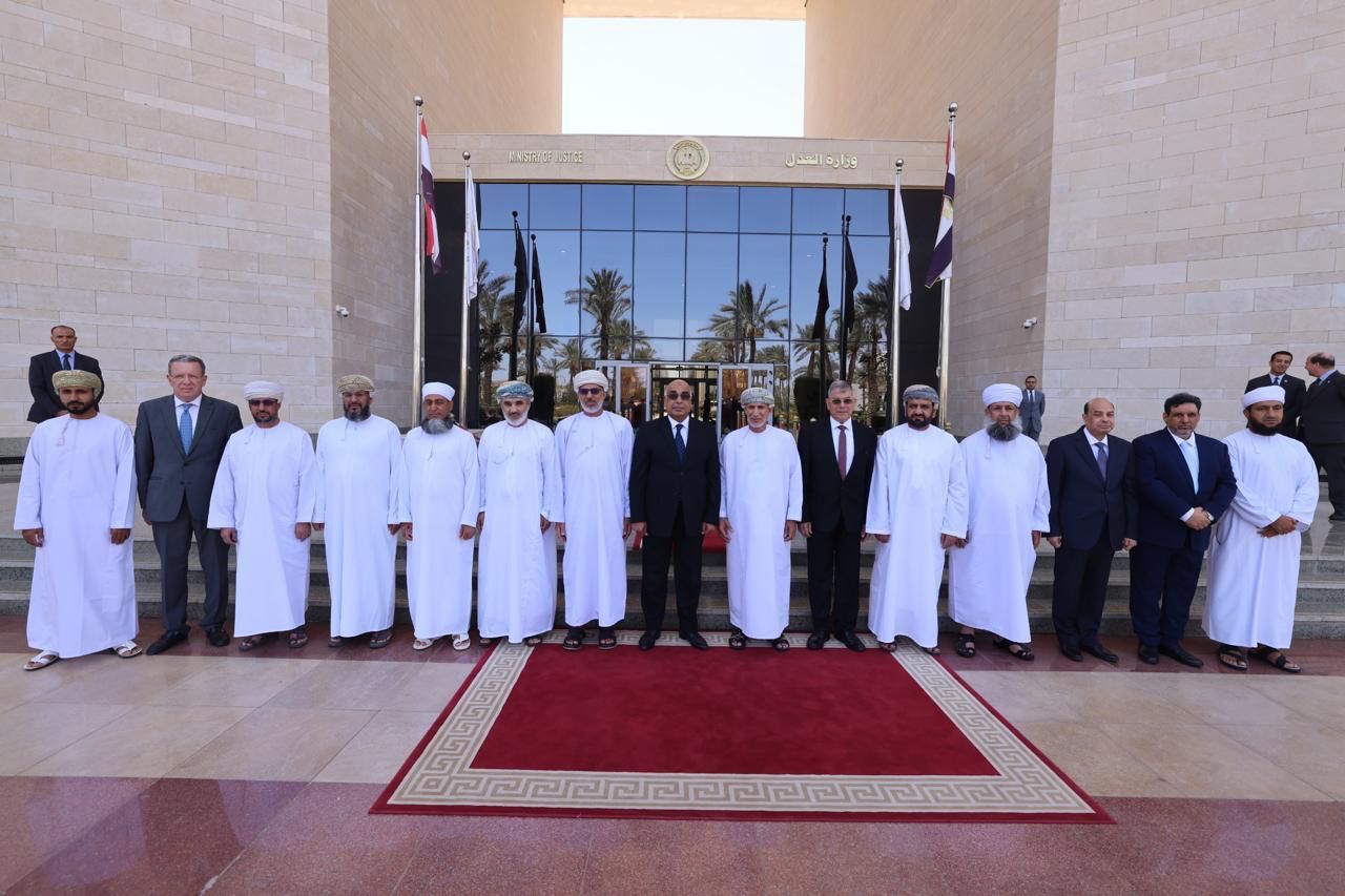 وزير العدل يستقبل وفدا قضائيا من سلطنة عُمان