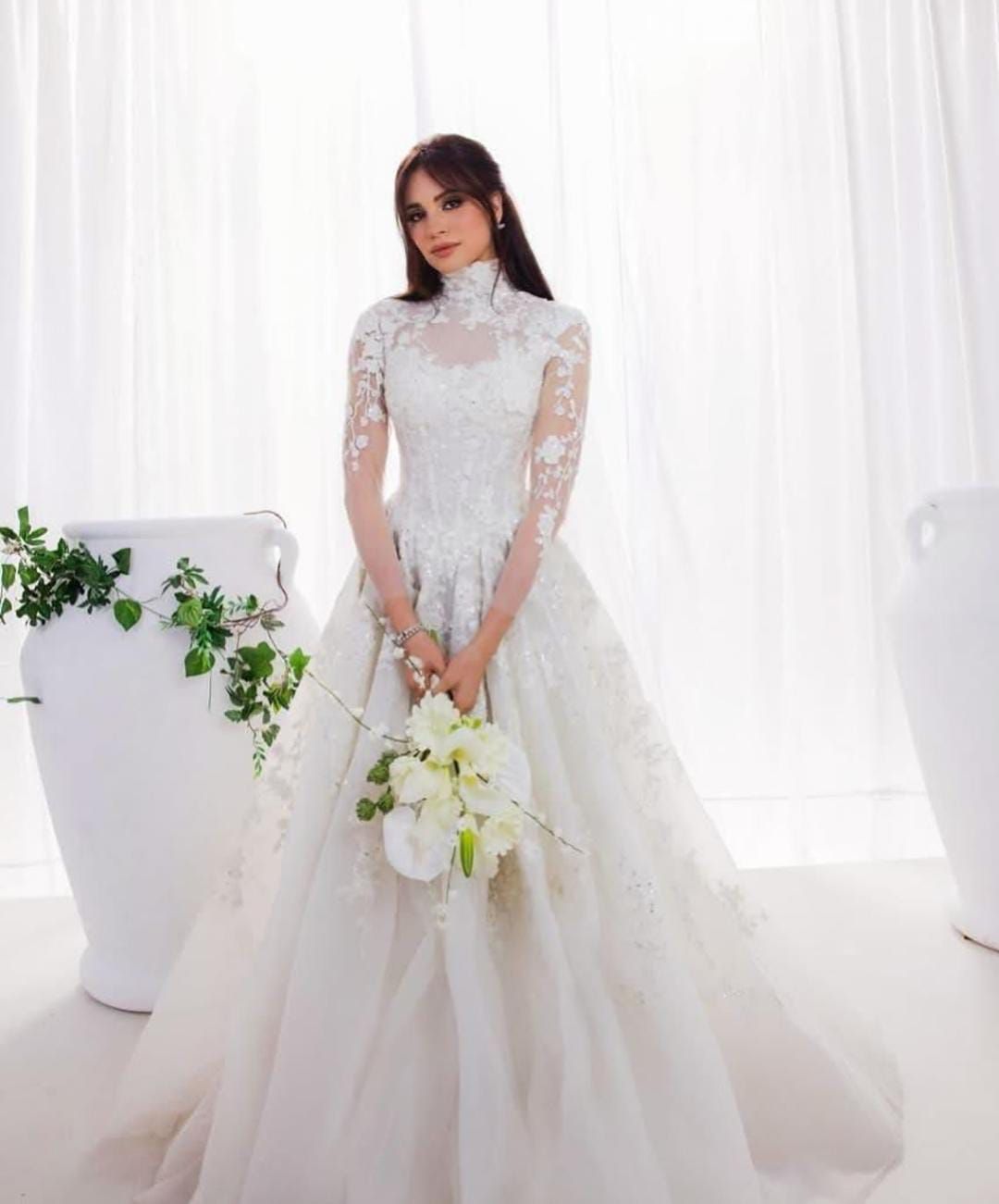 سر ظهور آمال ماهر بفستان زفاف أبيض.. اعرف الحكاية