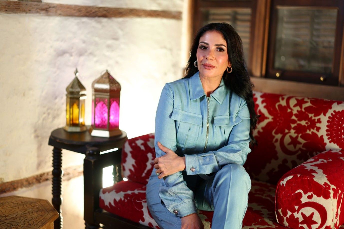 بعد تعاونهما في أغنية خطفوني.. منى زكي توجه هذه الرسالة لابنة عمرو دياب