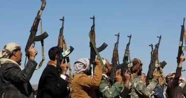 الحوثيون: استهدفنا ناقلة بضائع في البحر الأحمر وهي الآن معرضة للغرق