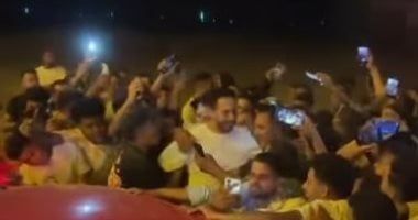 عصام السقا بعد التفاف الجمهور للتصوير معه: محبتكم دي رزق من ربنا