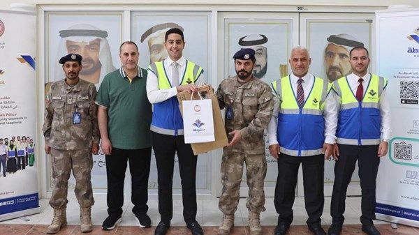 شرطة أبوظبي تكرم متطوعاً من أوائل الثانوية العامة بالظفرة