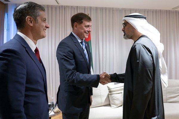 خالد بن محمد بن زايد يلتقي الرئيس التنفيذي للشركة البرازيلية لصناعة الطيران "إمبراير"