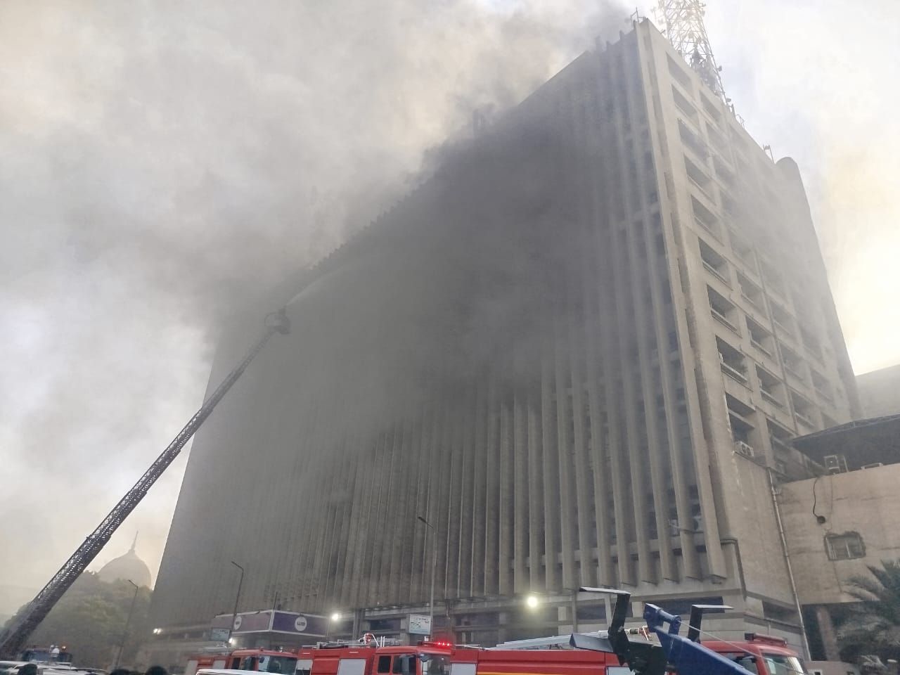 محافظ القاهرة يشرف على عمليات إطفاء حريق سنترال رمسيس