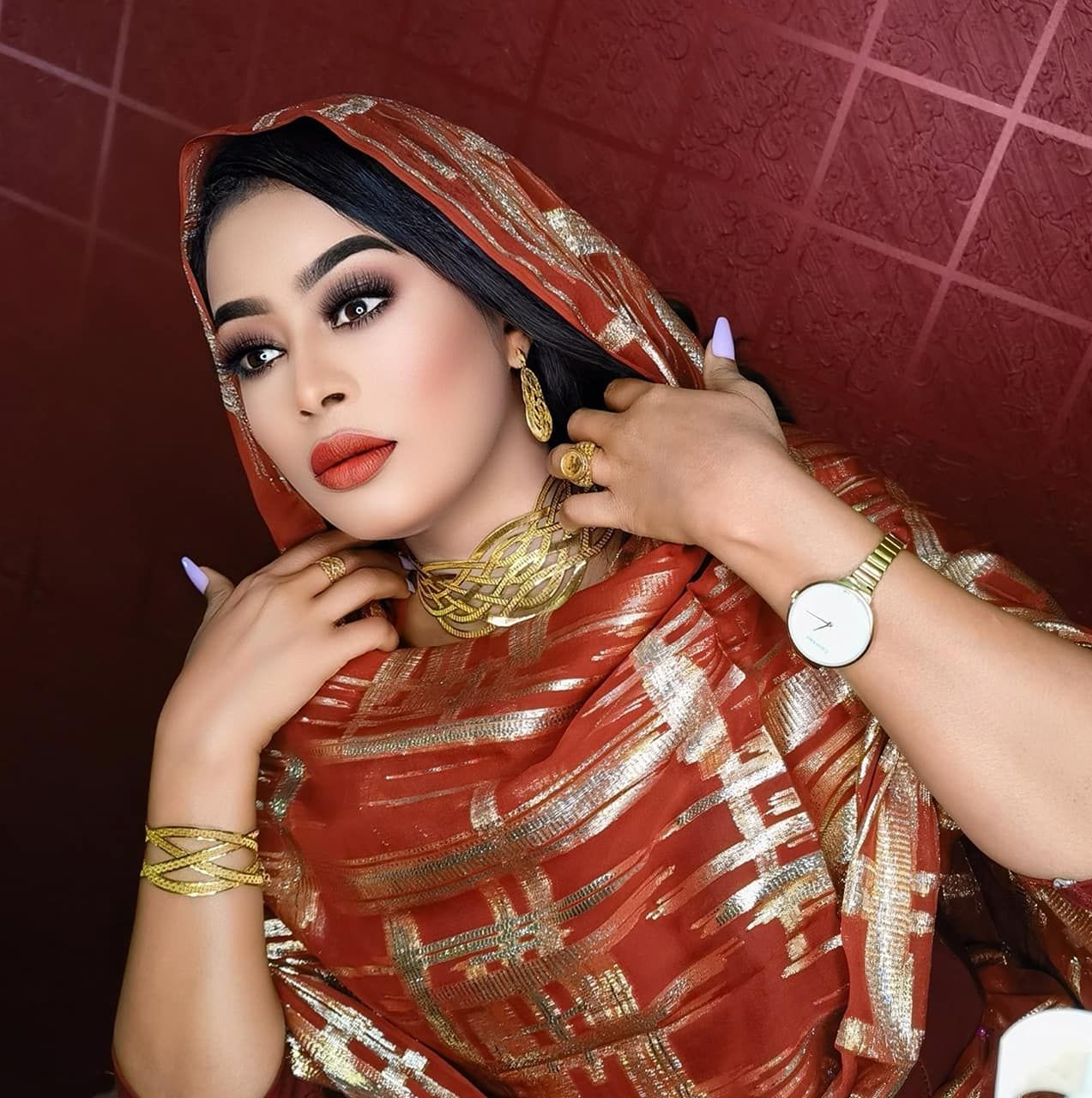 شاهد بالفيديو.. مواطن مصري يتغنى بأغنية الفنانة السودانية إيمان الشريف أثناء قيادته السيارة بأحد شوارع القاهرة (حالي يمة كُر سلامة بريا) والجمهور يشيد ويتفاعل: (تم التهكير والمصريين من أكثر شعوب العالم لطافة)